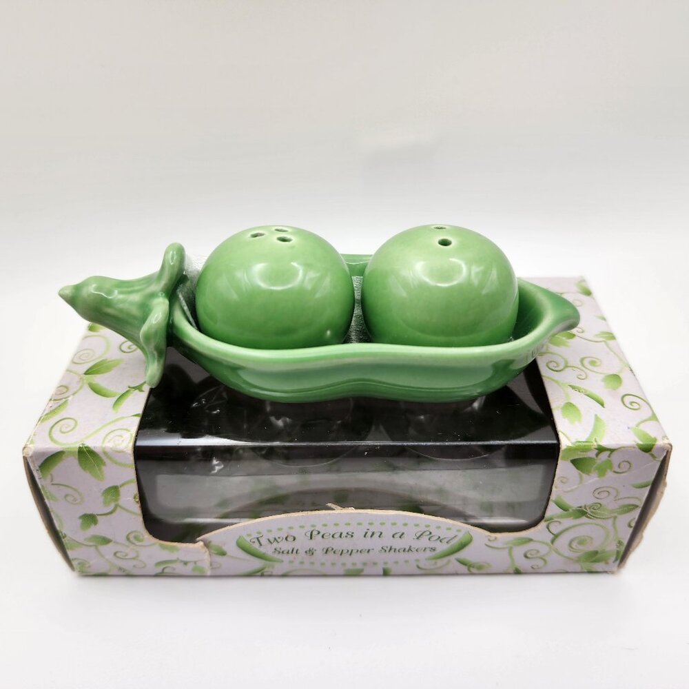 New Vtg 2006 Kate Aspen Two Peas in a Pod Mini Ceramic Salt and Pepper Shakers